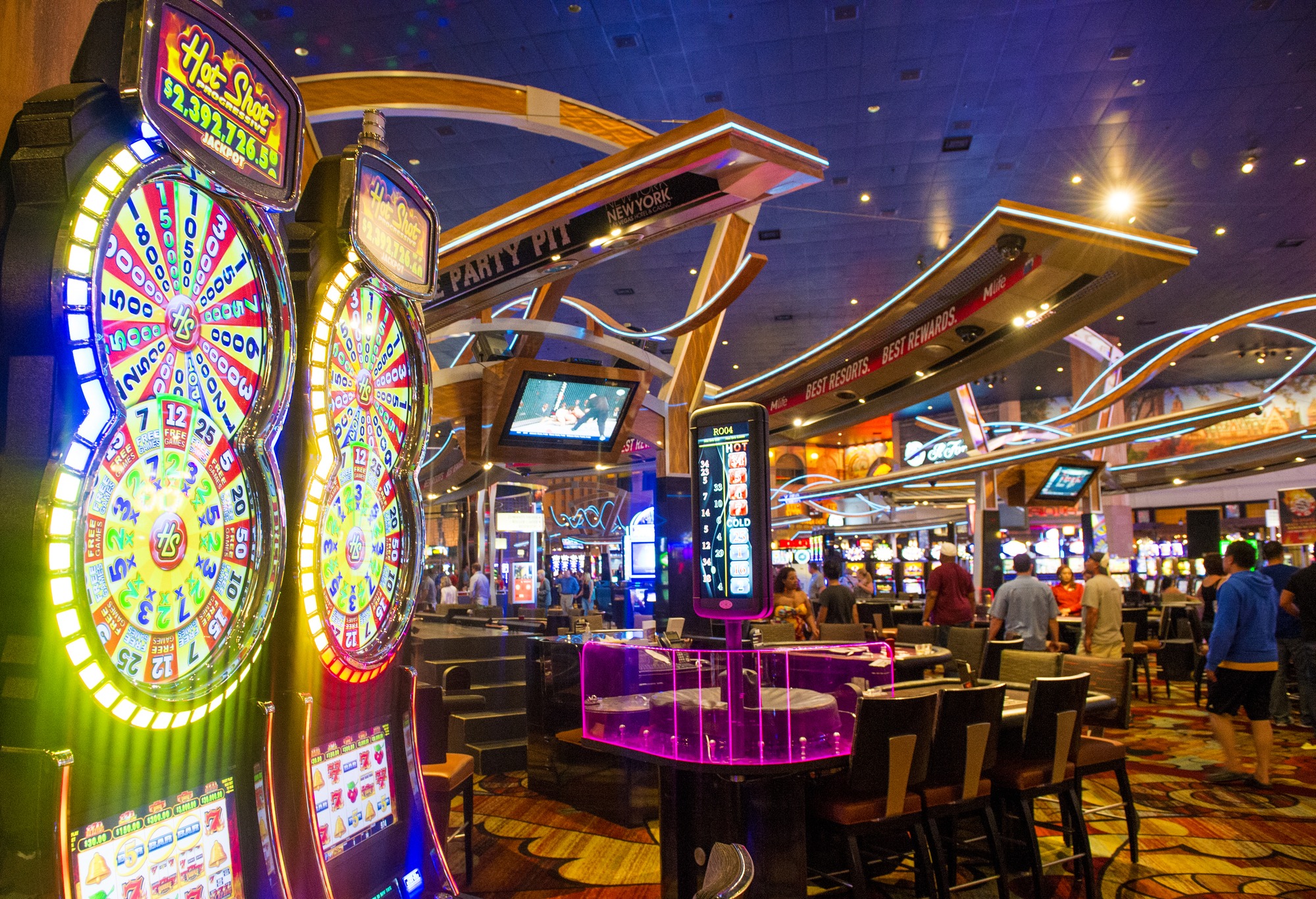 Yemqulorbis Restaurant Casino's hoofdingang en elegante ontvangsthal